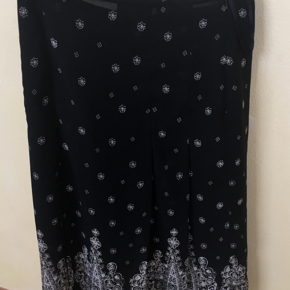 Jones wear skirt size 4.